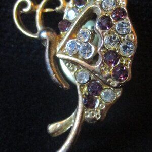 Vtg Unbranded Gold Tone Purple & Clear Rhinestones Butterfly Lapel Pin 1" x .75"